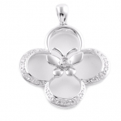 four leaf clover diamond pendant